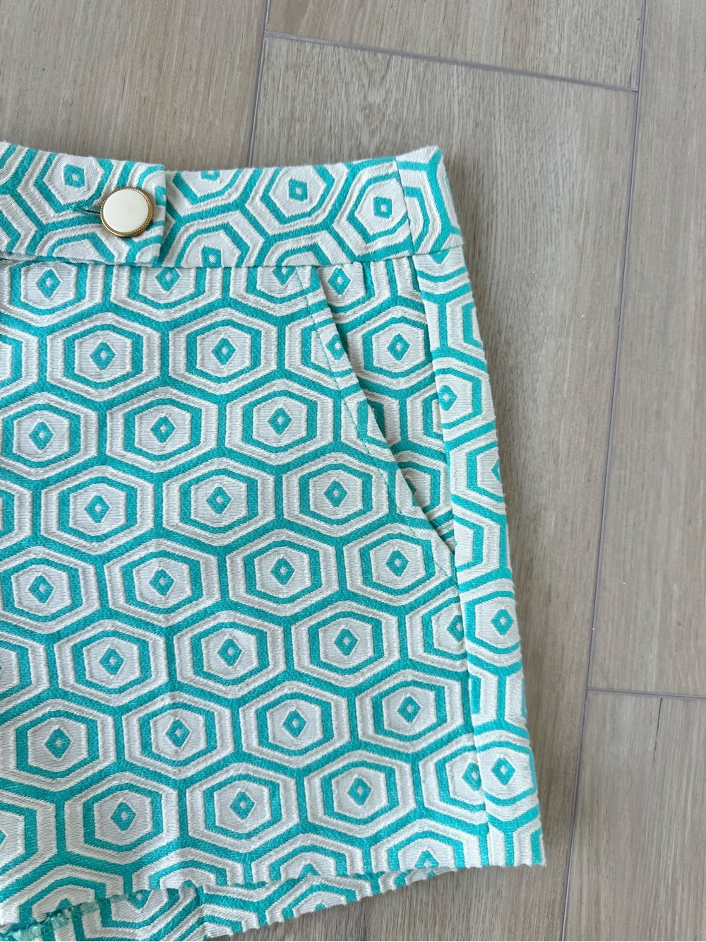 Trina Turk Aqua Geometric Jacquard Tailored Shorts Size 8 EUC Coastal Preppy - Picture 6 of 10